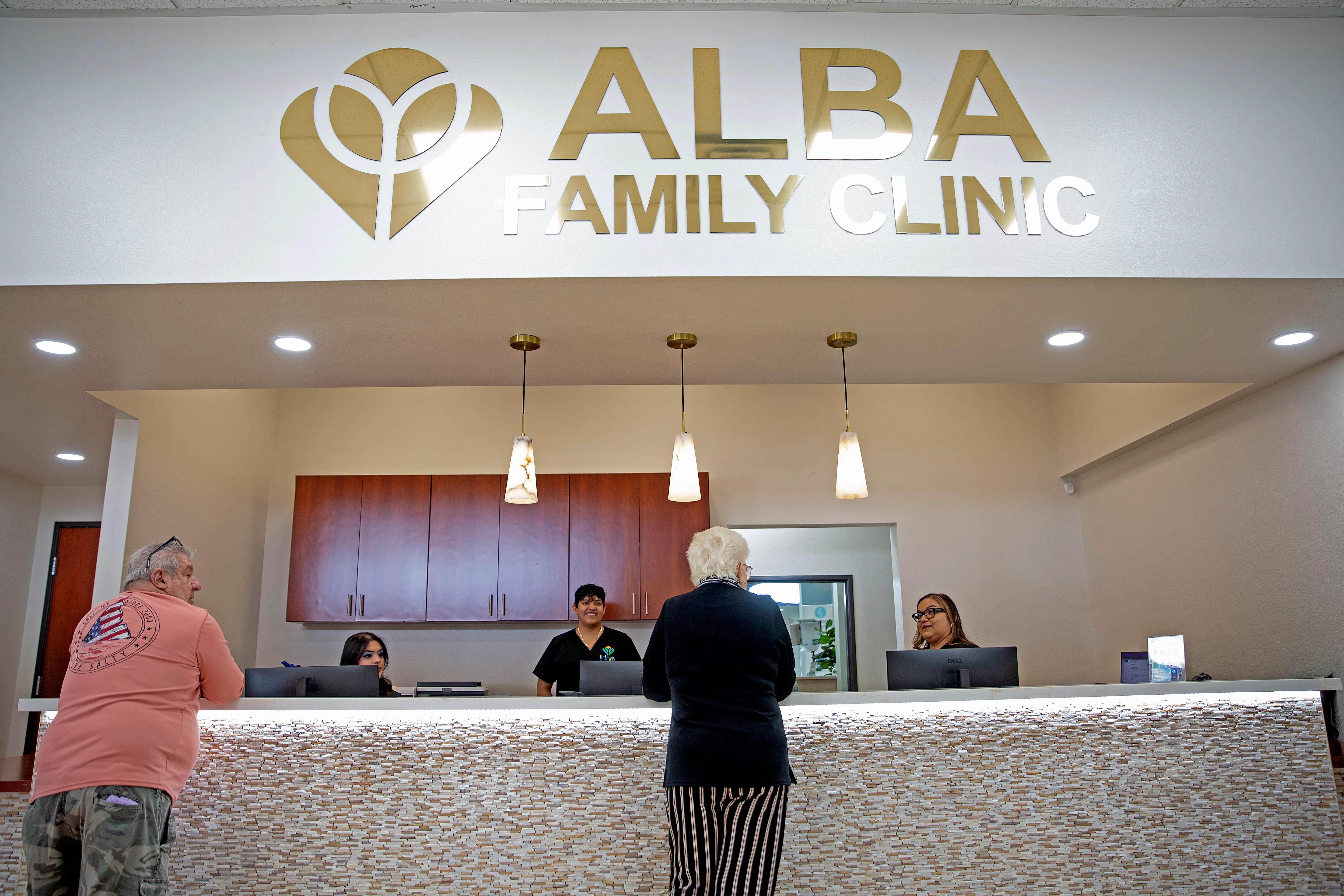Recepción con el letrero de Alba Family Clinic en Nellis