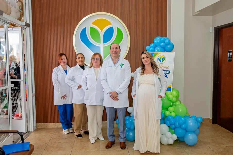 Doctores y equipo de Alba Family Clinic en la segunda sede